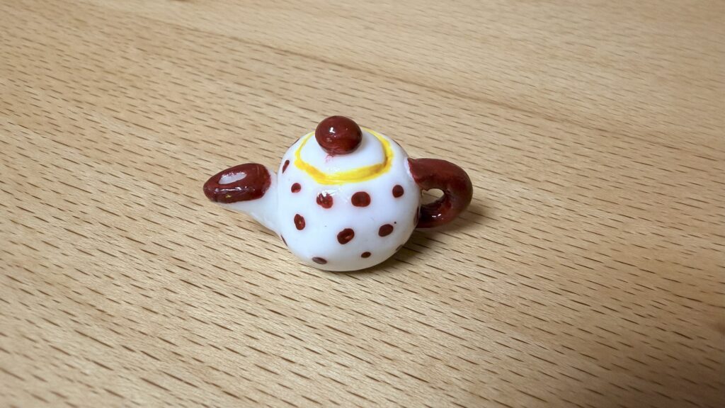 赤い水玉色のポットのミニチュア