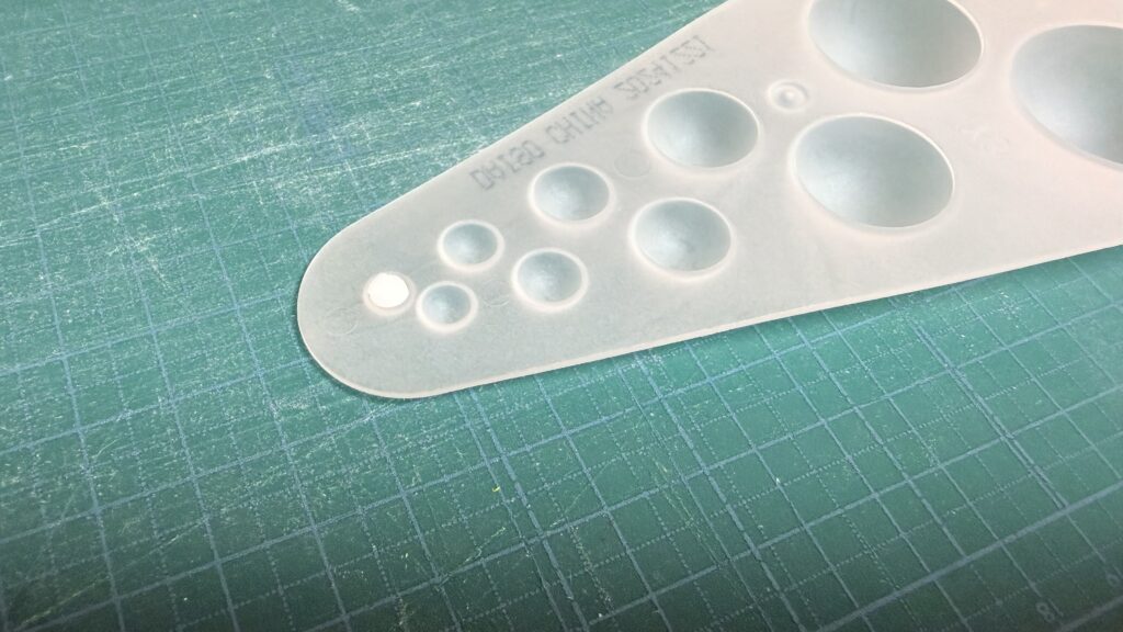 樹脂粘土を粘土スケールに入れた