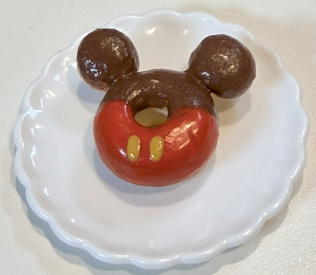 ミッキードーナツをお皿に盛りつける