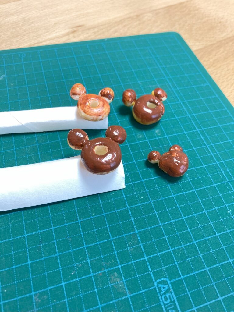 ミニチュアドーナツにチョコレートをかけた