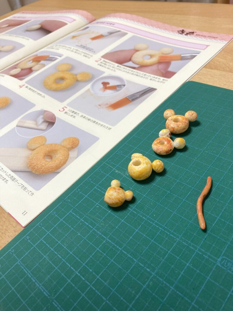 焼き色を付けたミニチュアドーナツ