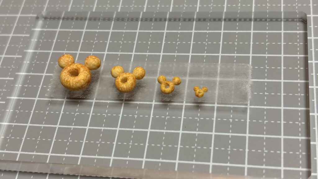 ミニチュアをアクリル板に固定